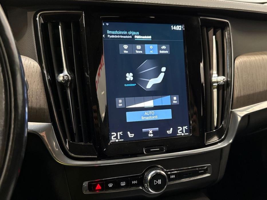 VOLVO V90 2021