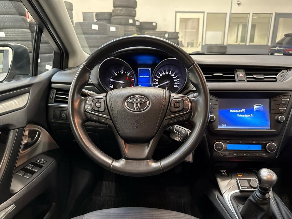 TOYOTA Avensis 2015