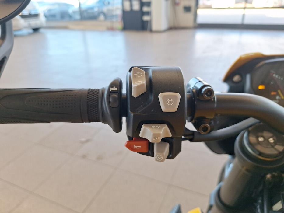 TRIUMPH STREET TRIPLE 2023