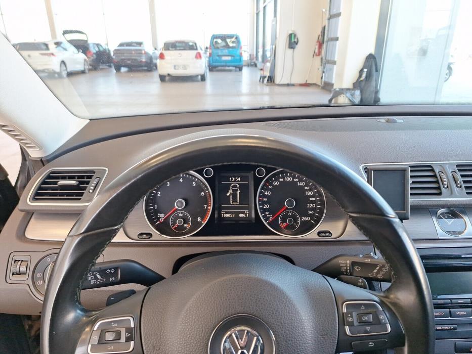 VOLKSWAGEN Passat 2011