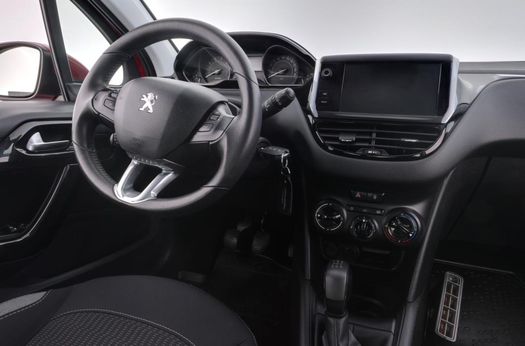 PEUGEOT 208 2015
