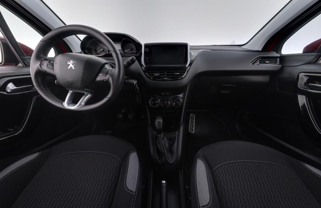 PEUGEOT 208 2015