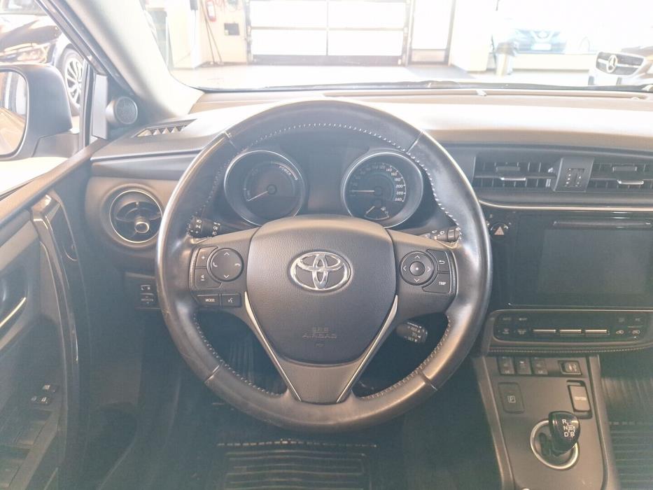 TOYOTA Auris 2015