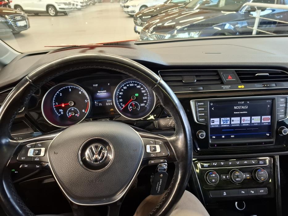 VOLKSWAGEN Touran 2017
