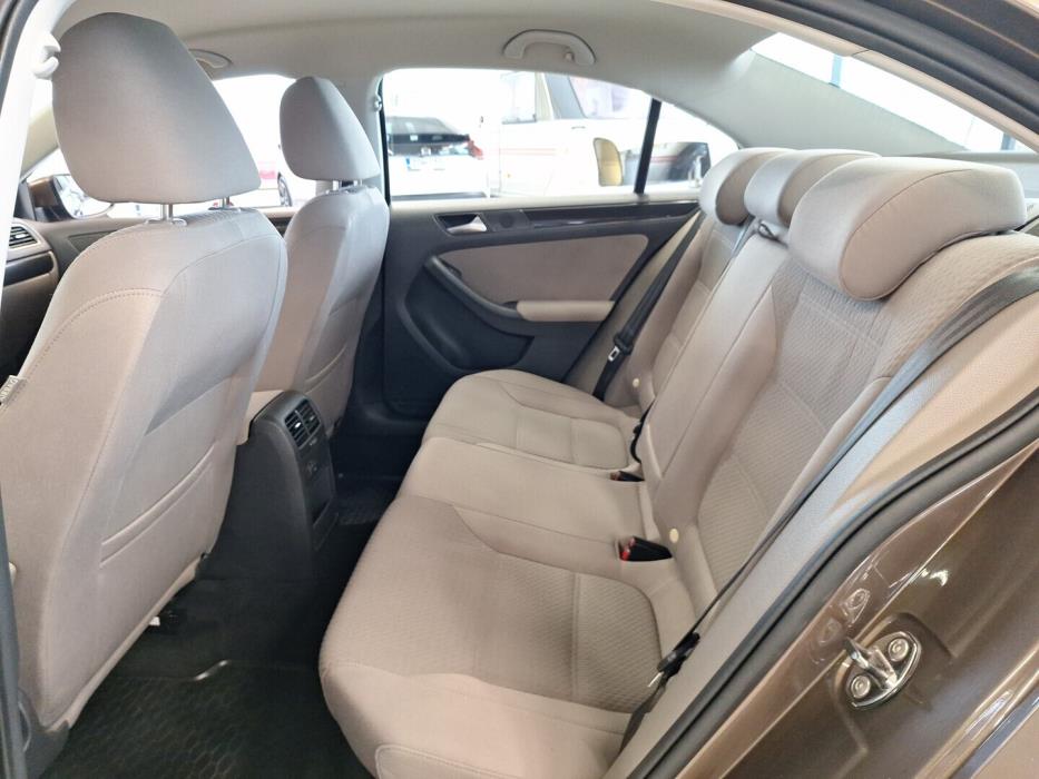 VOLKSWAGEN Jetta 2012