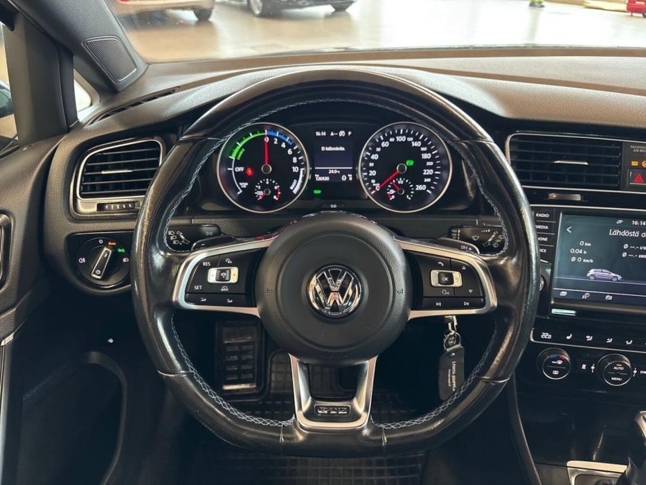 VOLKSWAGEN Golf 2016