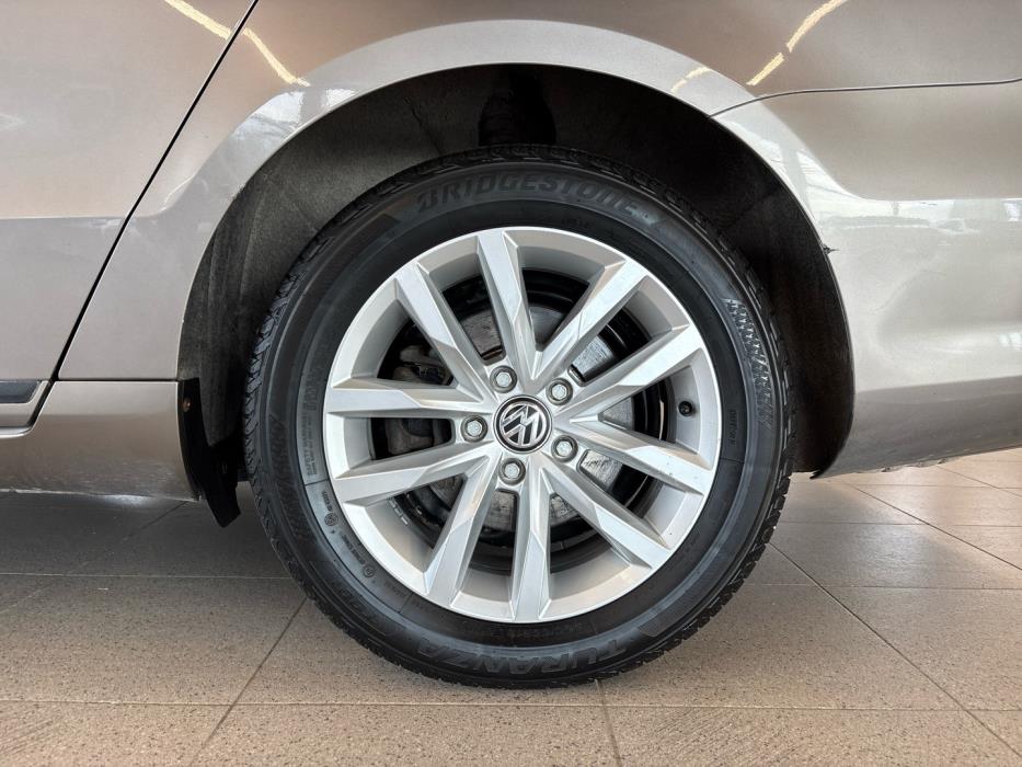 VOLKSWAGEN Passat 2011