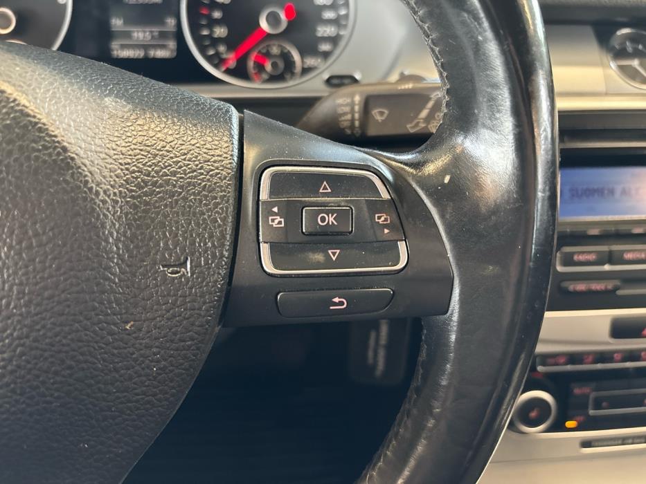 VOLKSWAGEN Passat 2011