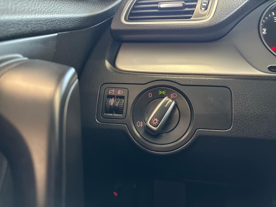 VOLKSWAGEN Passat 2011
