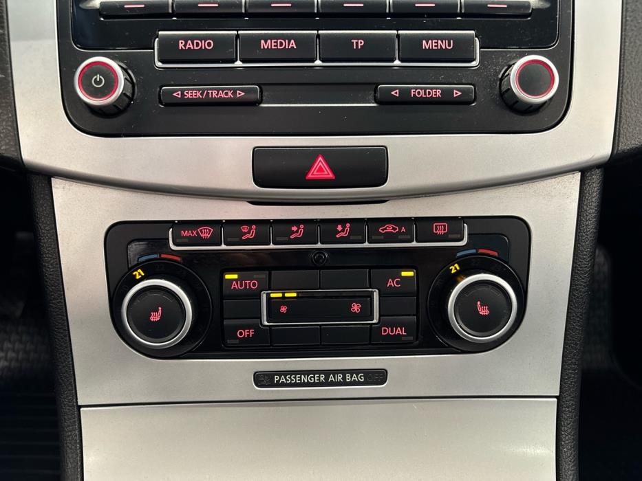VOLKSWAGEN Passat 2011