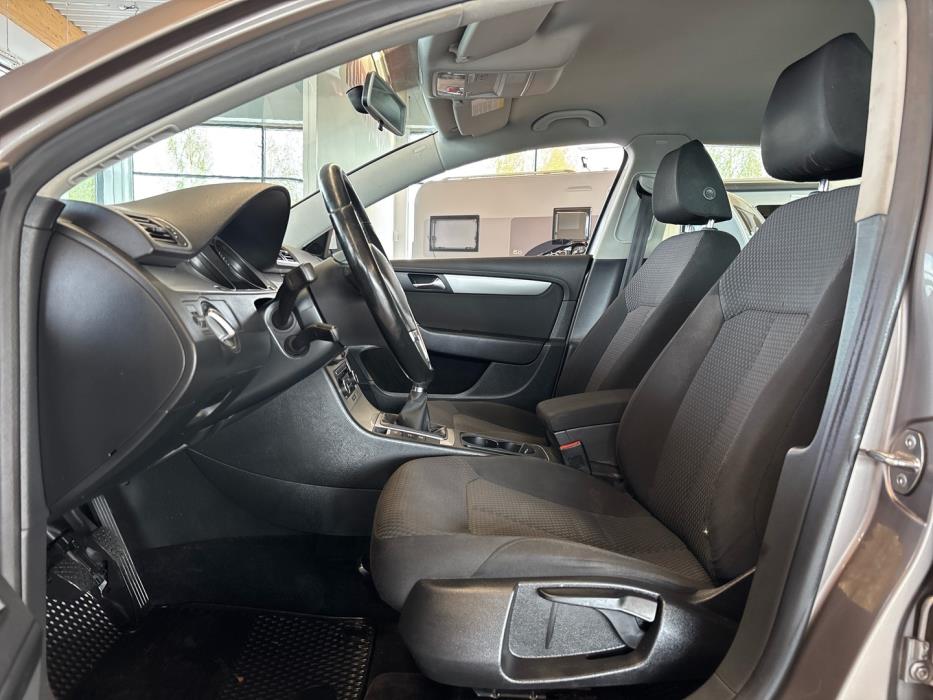 VOLKSWAGEN Passat 2011