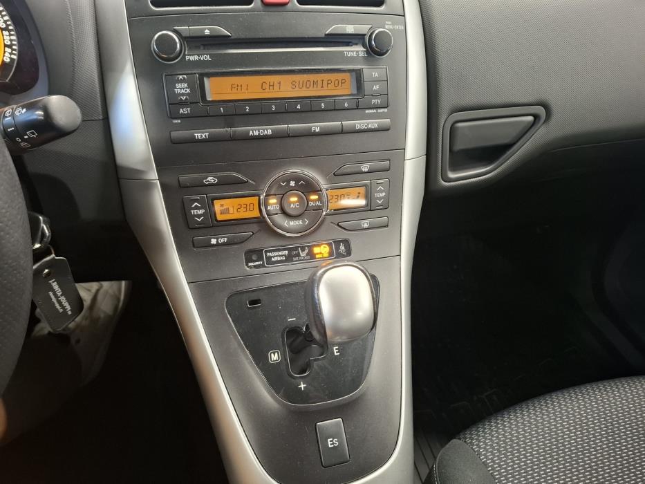 TOYOTA Auris 2011