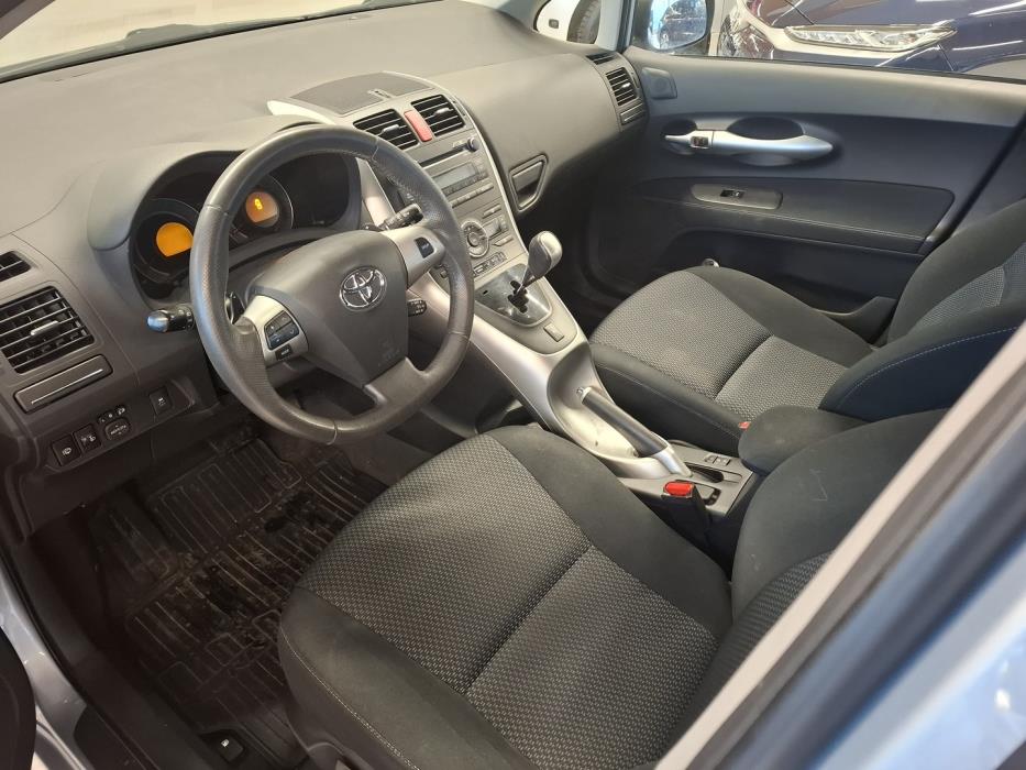 TOYOTA Auris 2011
