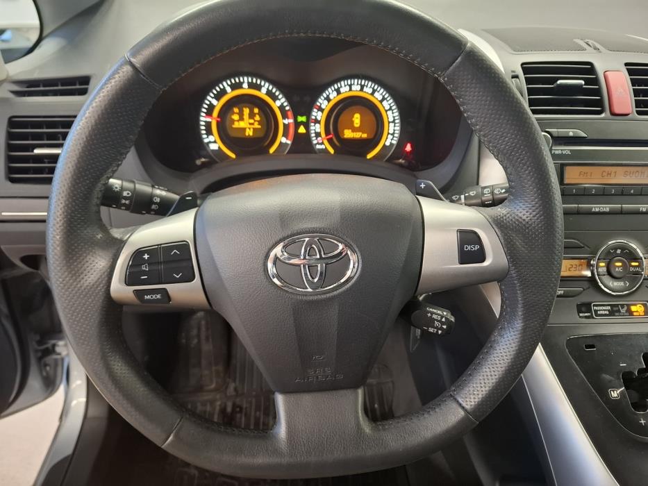 TOYOTA Auris 2011