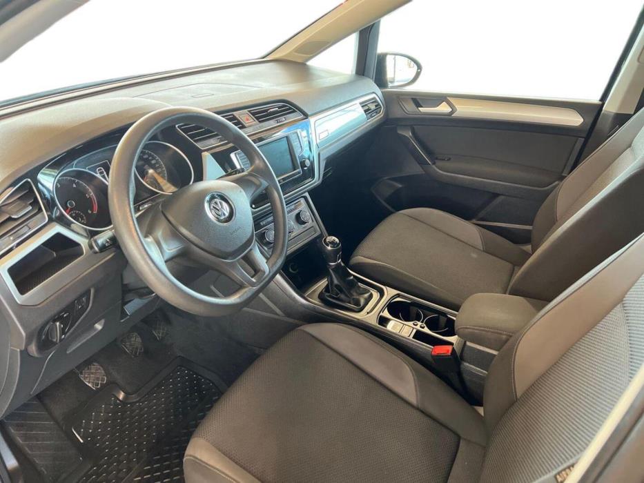 VOLKSWAGEN Touran 2016