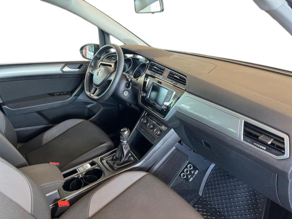 VOLKSWAGEN Touran 2016