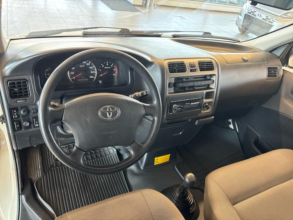 TOYOTA Hiace 2011