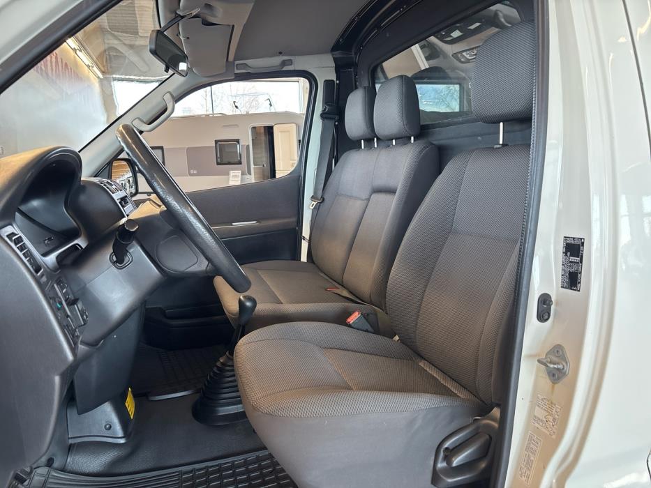TOYOTA Hiace 2011