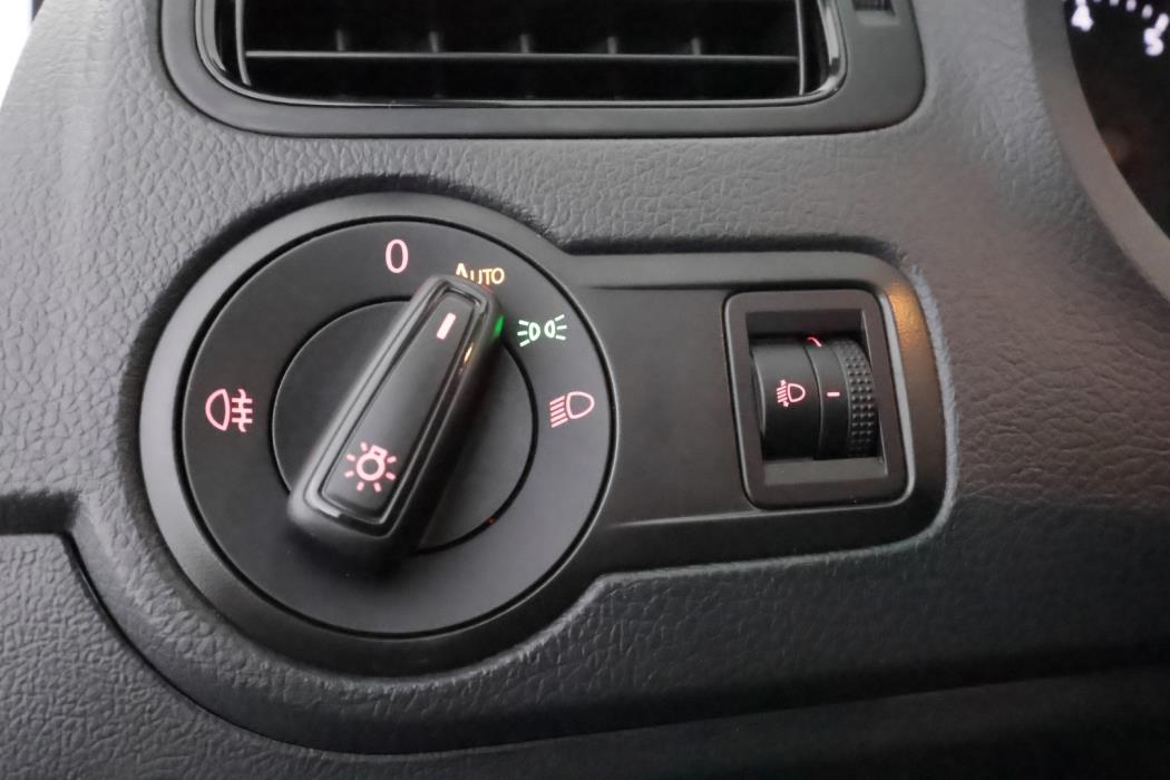 VOLKSWAGEN Polo 2015