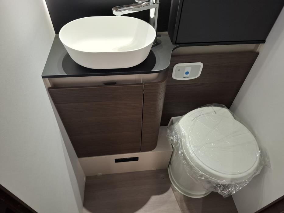 ADRIA MATRIX SUPREME 670 DL 2025