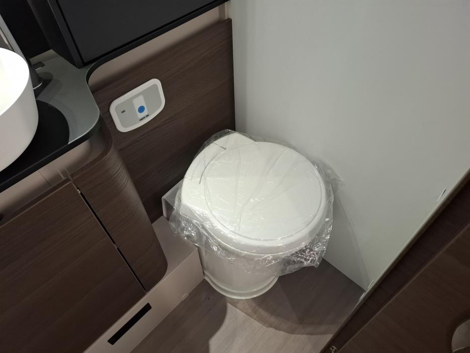 ADRIA MATRIX SUPREME 670 DL 2025