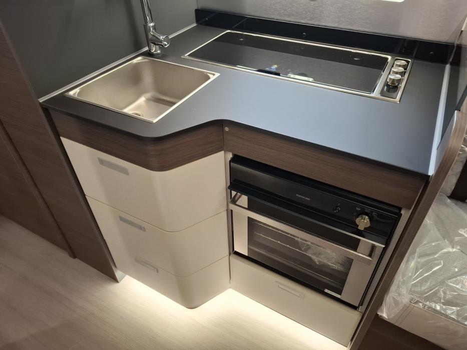 ADRIA MATRIX SUPREME 670 DL 2025