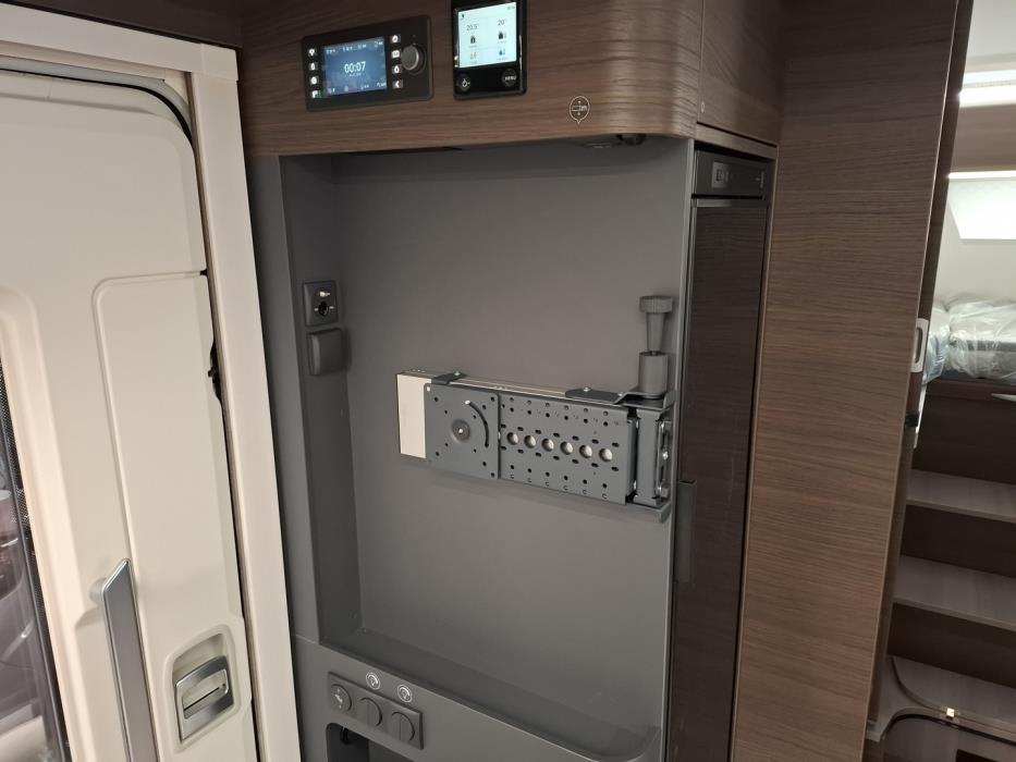 ADRIA MATRIX SUPREME 670 DL 2025