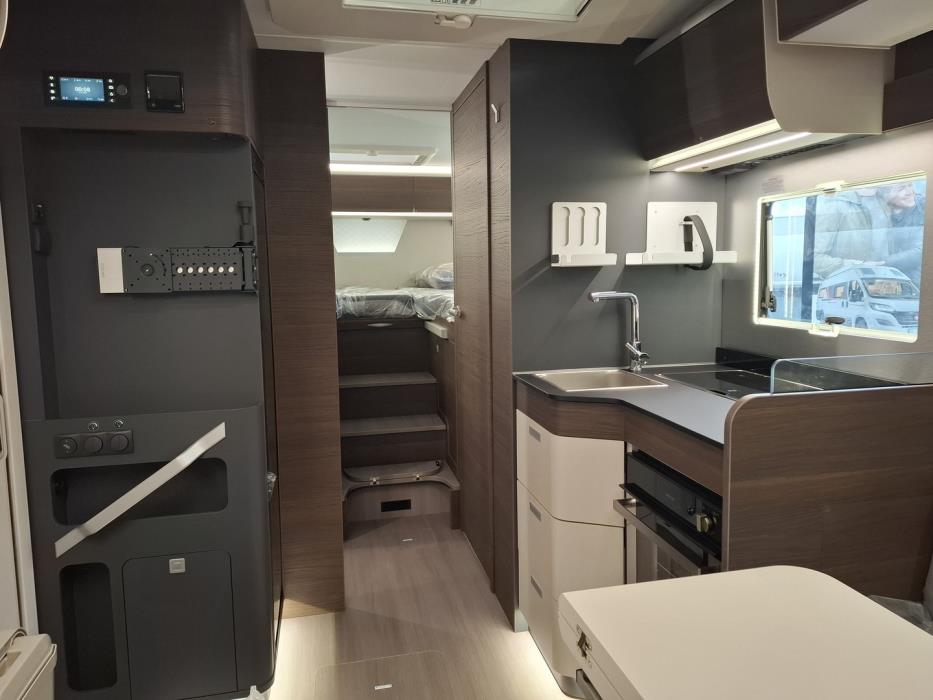 ADRIA MATRIX SUPREME 670 DL 2025