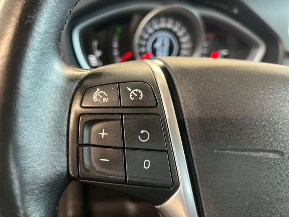 VOLVO V40 2016