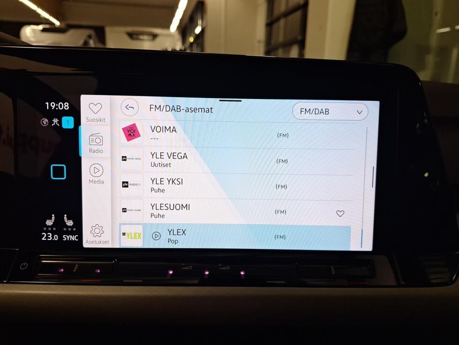 VOLKSWAGEN Golf 2023