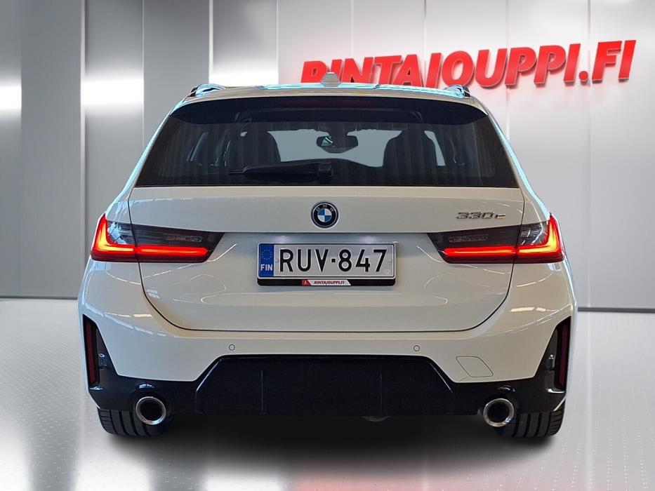 BMW 330 2023