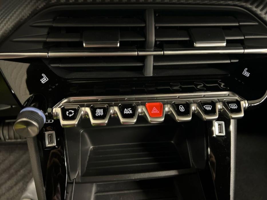 PEUGEOT e-2008 2023