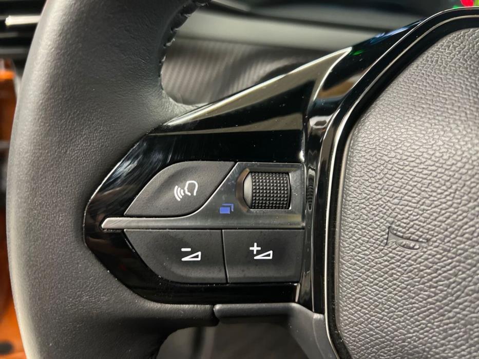 PEUGEOT e-2008 2023