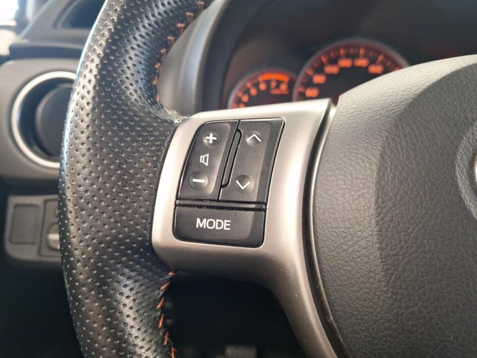 TOYOTA Yaris 2012