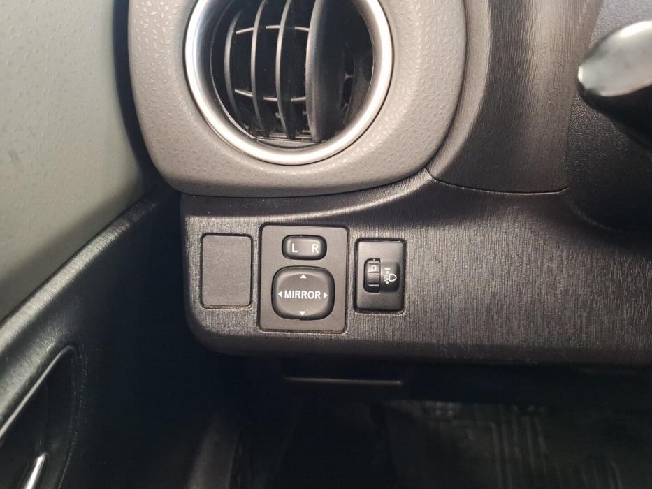 TOYOTA Yaris 2012