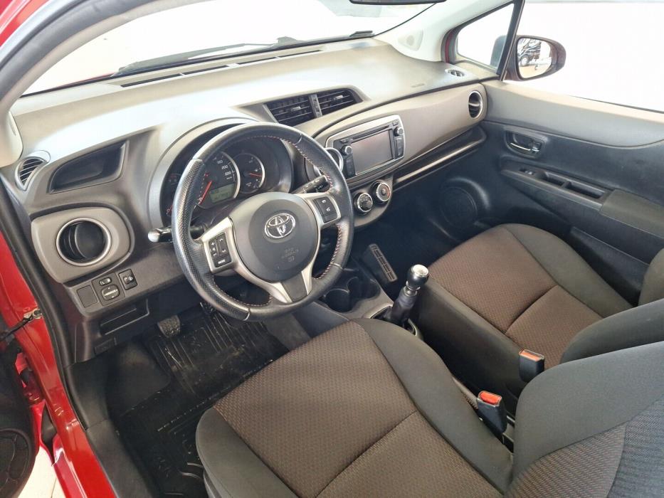 TOYOTA Yaris 2012