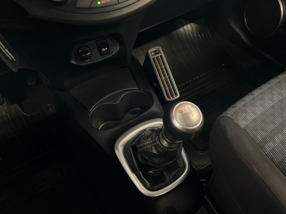 TOYOTA Yaris 2016