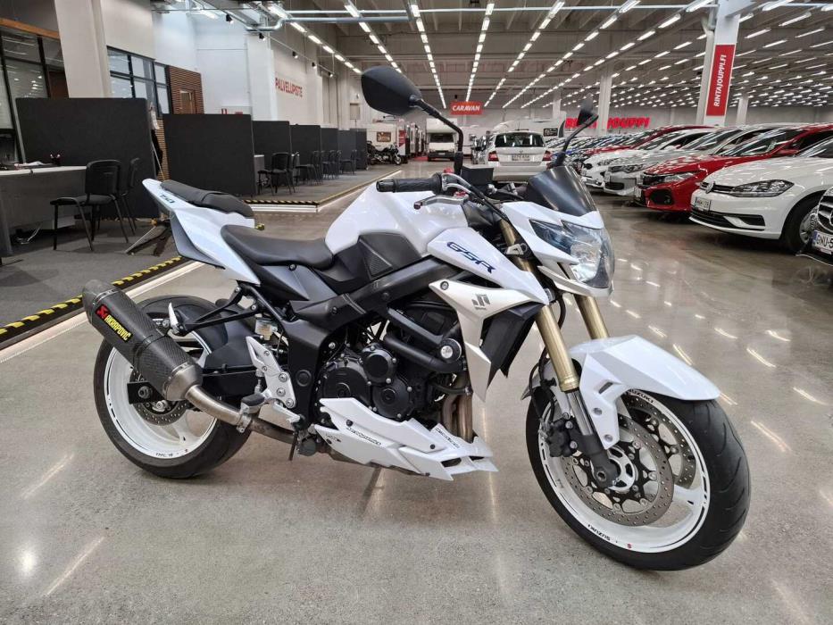 SUZUKI GSR 2011