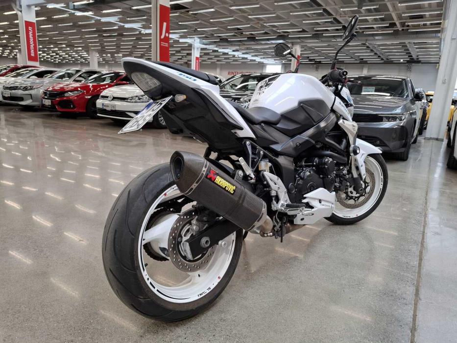 SUZUKI GSR 2011