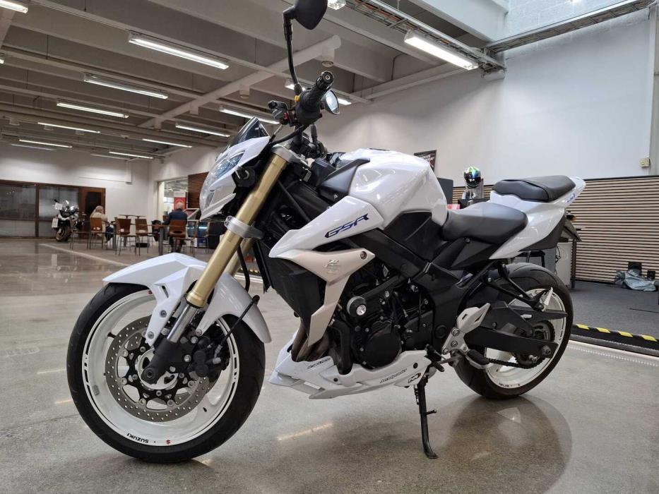 SUZUKI GSR 2011