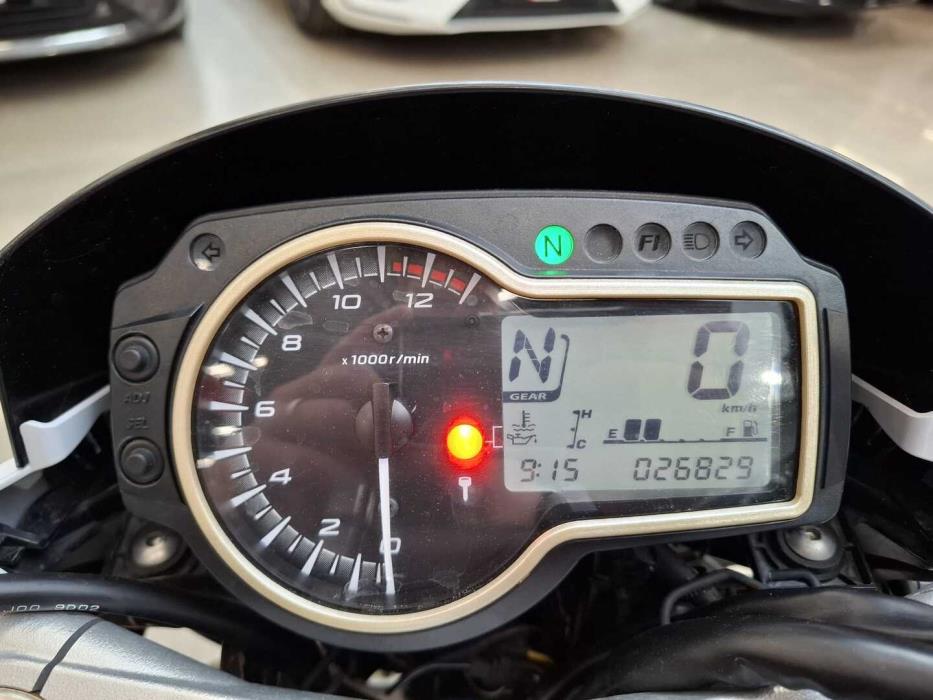 SUZUKI GSR 2011