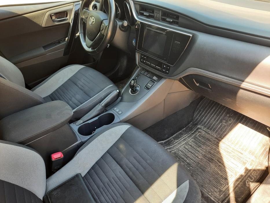TOYOTA Auris 2015