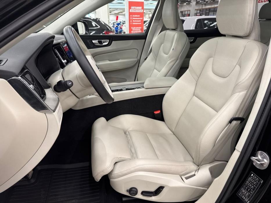 VOLVO XC60 2023