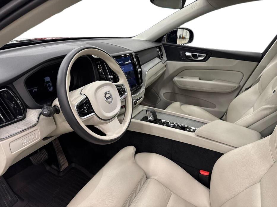 VOLVO XC60 2023