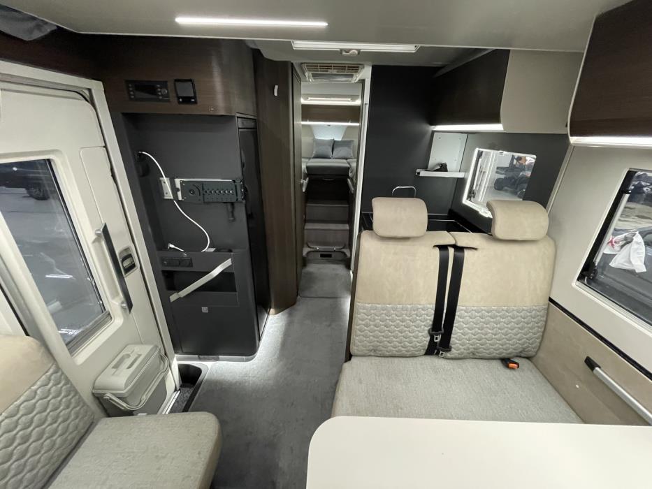 ADRIA Matrix Supreme 670 SL 2021