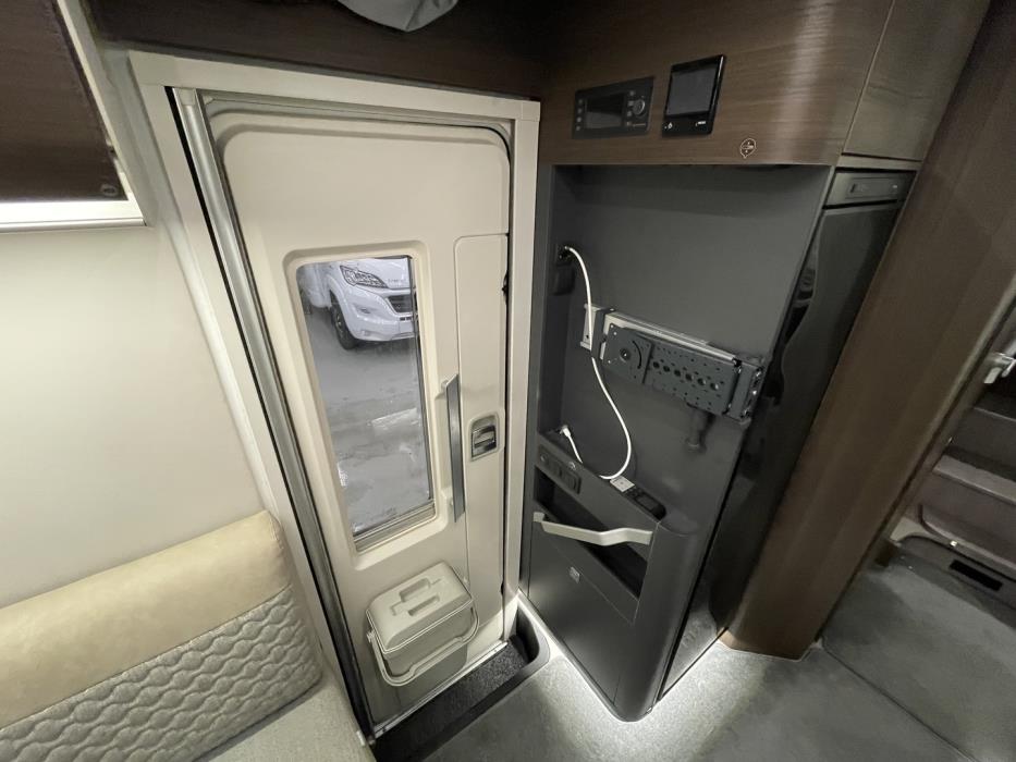 ADRIA Matrix Supreme 670 SL 2021