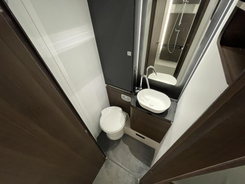 ADRIA Matrix Supreme 670 SL 2021