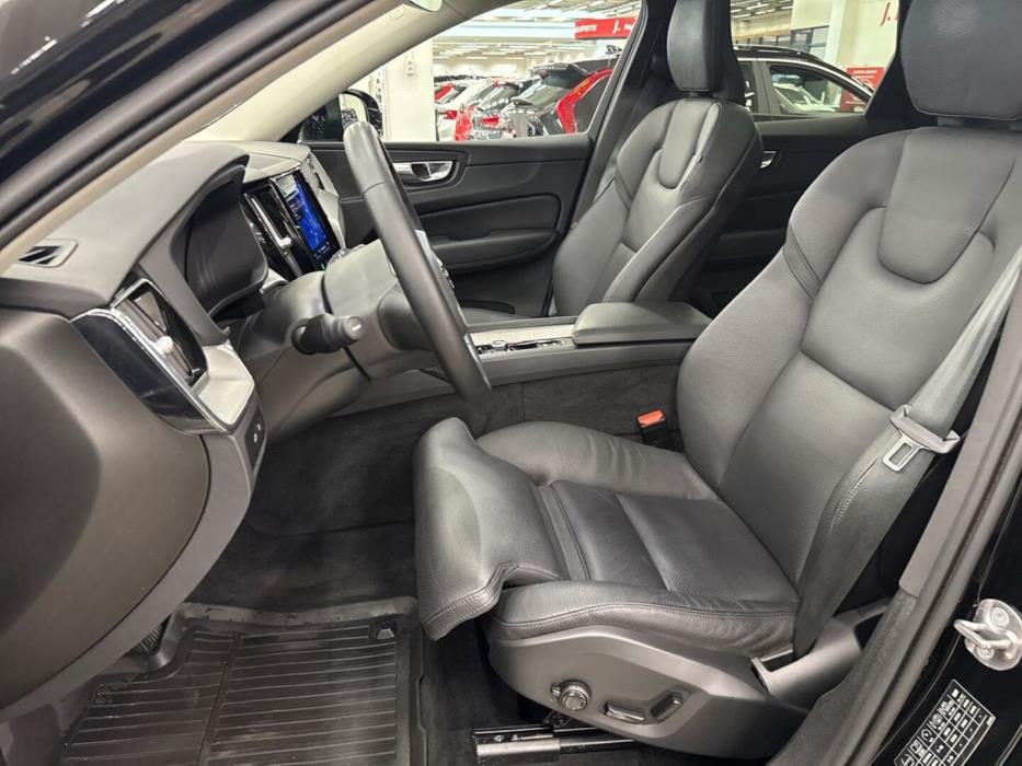 VOLVO XC60 2023