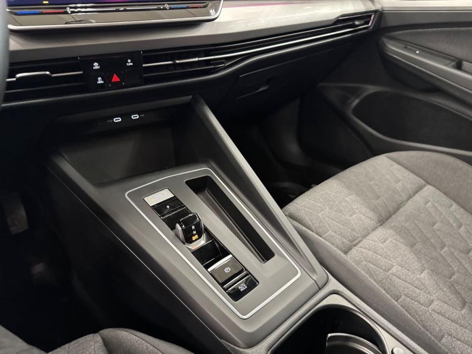 VOLKSWAGEN Golf 2025