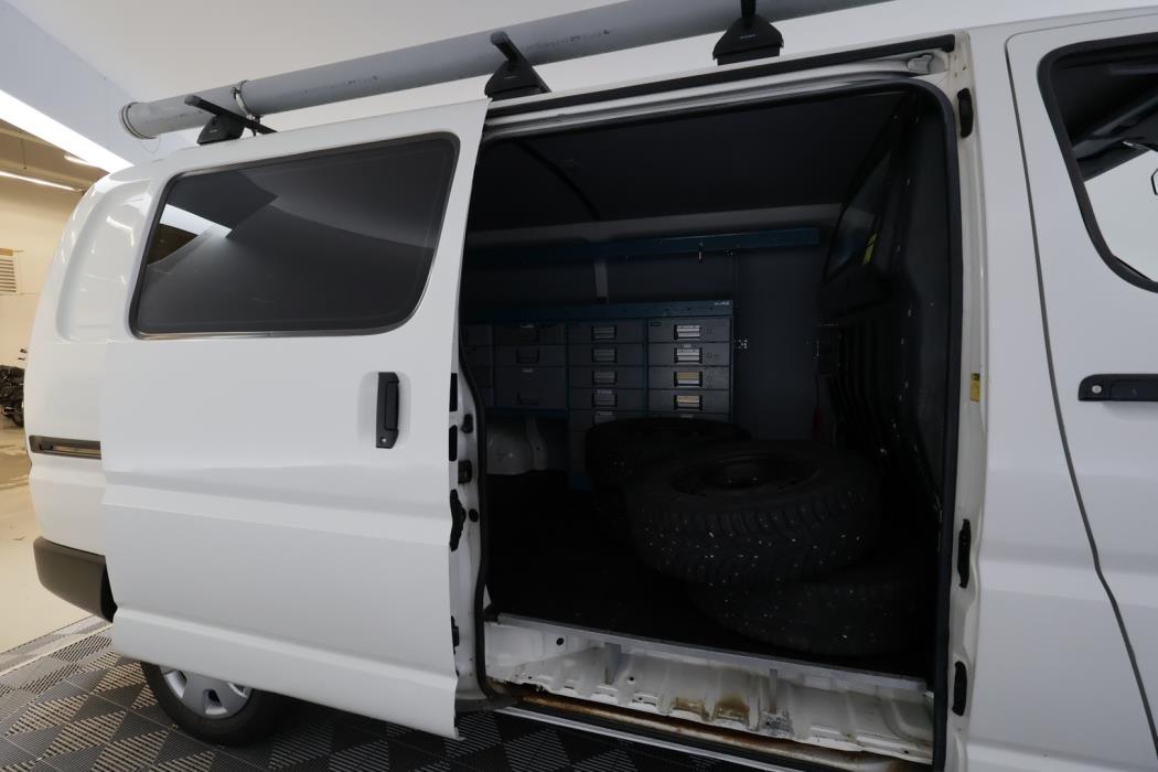 TOYOTA Hiace 2011